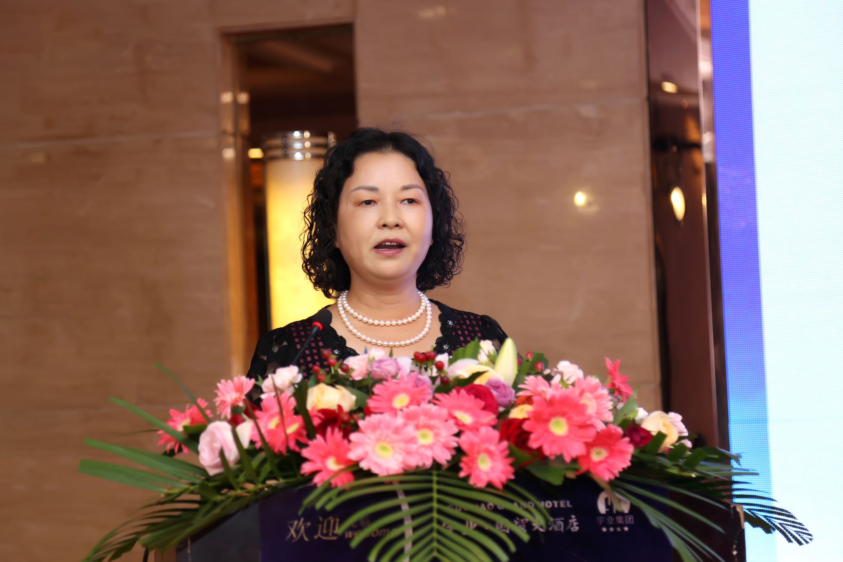 岳阳校友会第二届理事会会长喻岳兰代表第二届理事会做工作报告.JPG