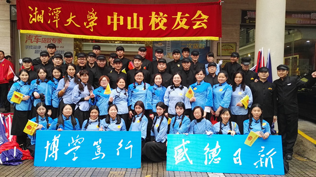 参与万人行巡游校友合影（新闻配图）_副本.jpg