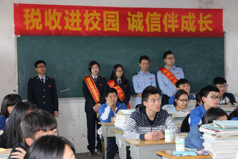 张亮进校园开展税务宣传.JPG