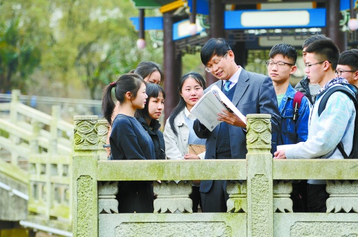 2月27日，湘潭大学校园画眉潭凉亭旁，欧阳晓平（左五）正在给学生答疑解惑。湖南日报记者&nbsp;徐行&nbsp;摄.jpg
