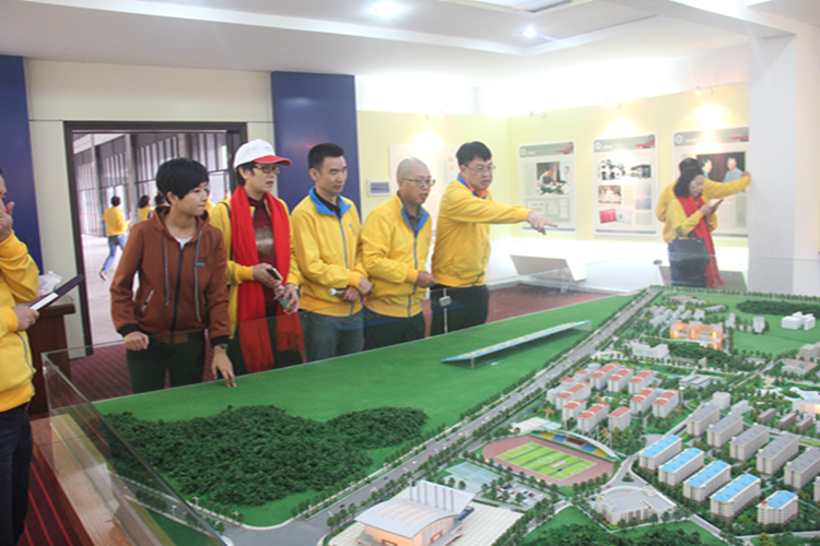 参观校史馆.jpg