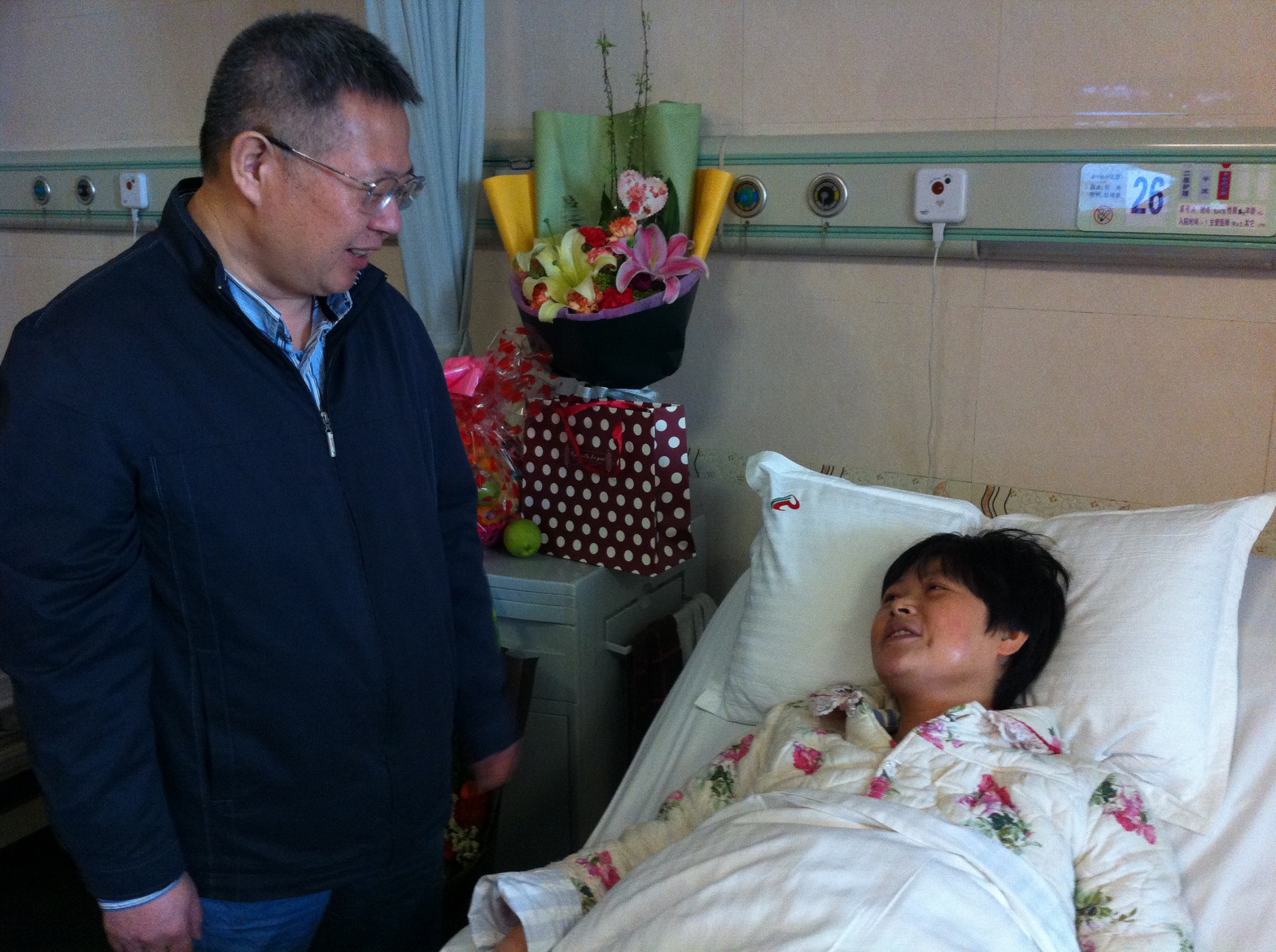 校长黄云清专程探望李时华老师.jpg