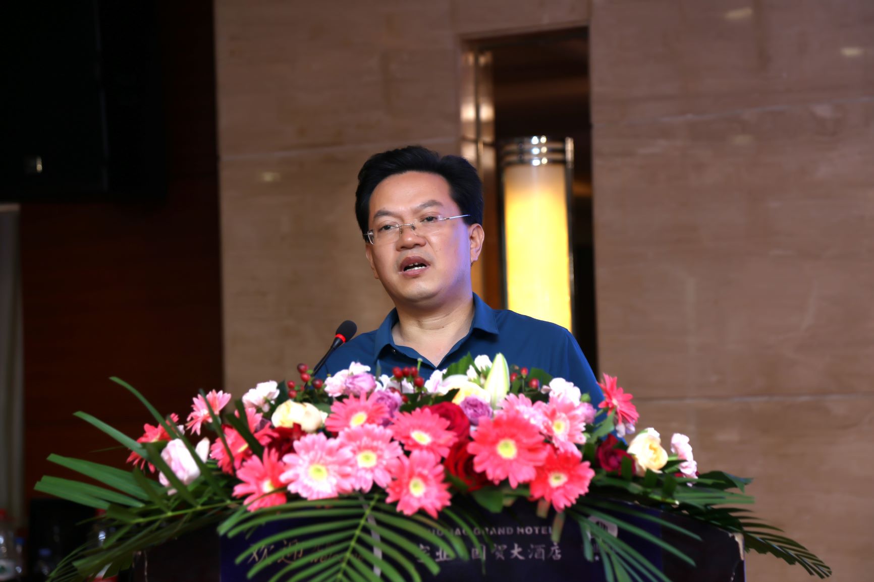 岳阳校友会第二届理事会副会长兼秘书长姜岳金主持表决并通过了由33名校友组成的第三届理事会组成人员名.JPG