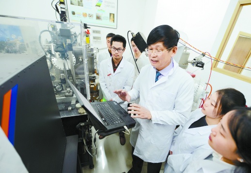 2月27日，湘潭大学实验室，欧阳晓平（右三）带领学生进行大面积薄膜脉冲激光沉淀系统相关实验。湖南日报记者&nbsp;徐行&nbsp;摄.jpg