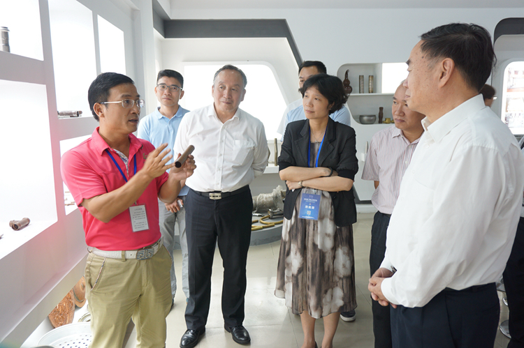 思豪总经理周富强(左一)向中国工程院院长周济(右一)介绍思豪内高压在制冷供暖铜管行业应用及市场发展.JPG