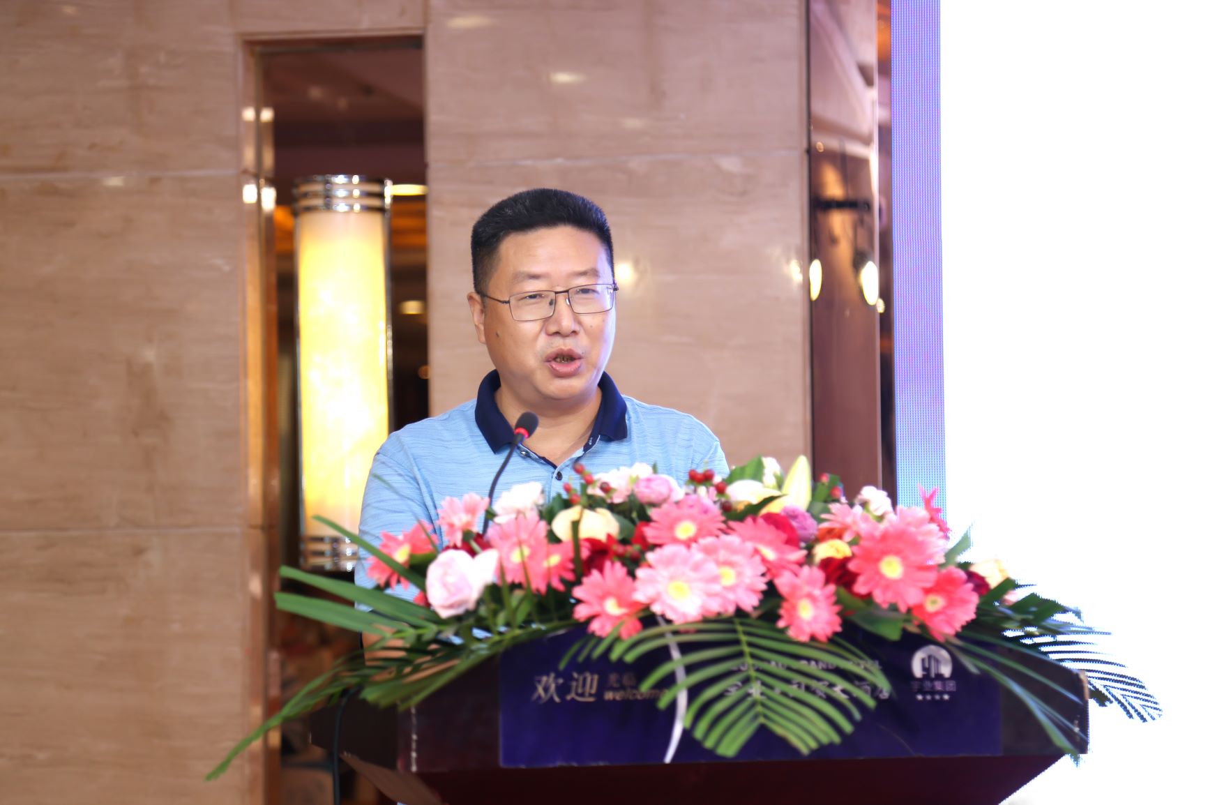 岳阳校友会第三届理事会成员毛济伟主持审议并通过了修改的章程.JPG