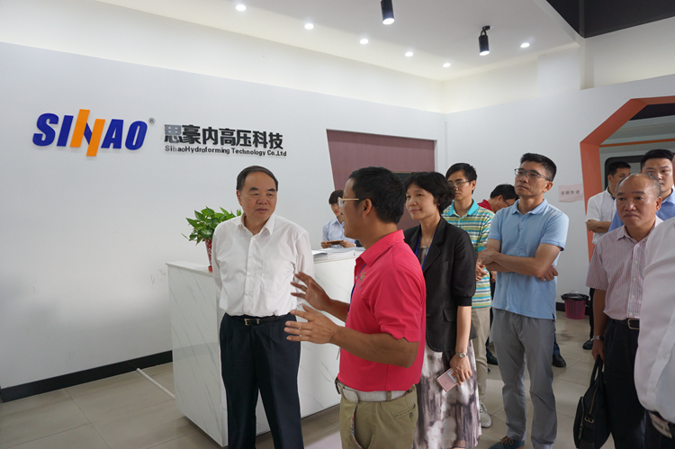 中国工程院院长周济（左一）思豪总经理周富强（左二）.JPG