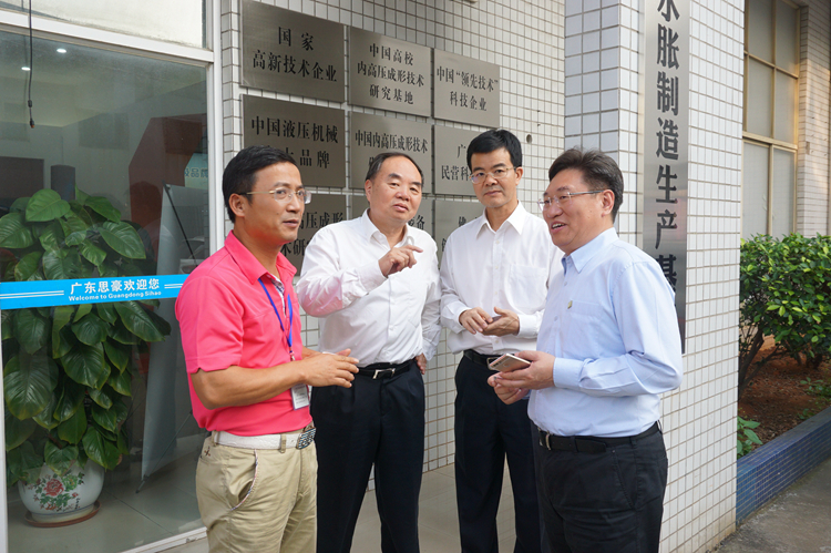 中国工程院院长周济（左二） 思豪总经理周富强（左一） 佛山市常务副市长蔡家华（右一） 佛山市政府副秘书长卢建华（右二）.JPG