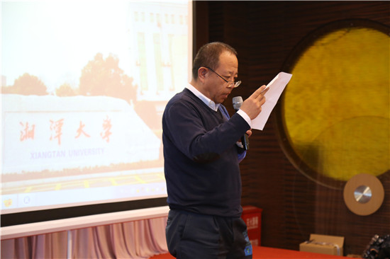 83级校友代表吕占亚宣读总会贺信.jpg