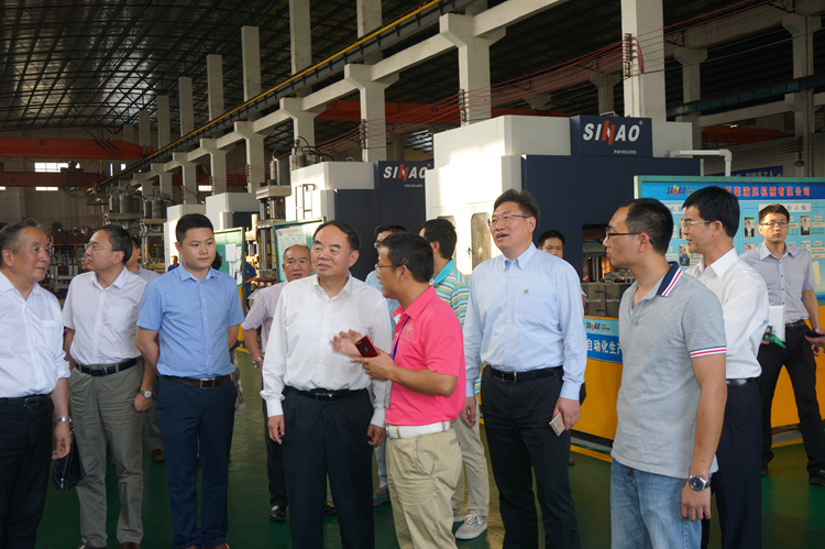 中国工程院院长周济（左四）参观思豪内高压成型装备制造车间.JPG
